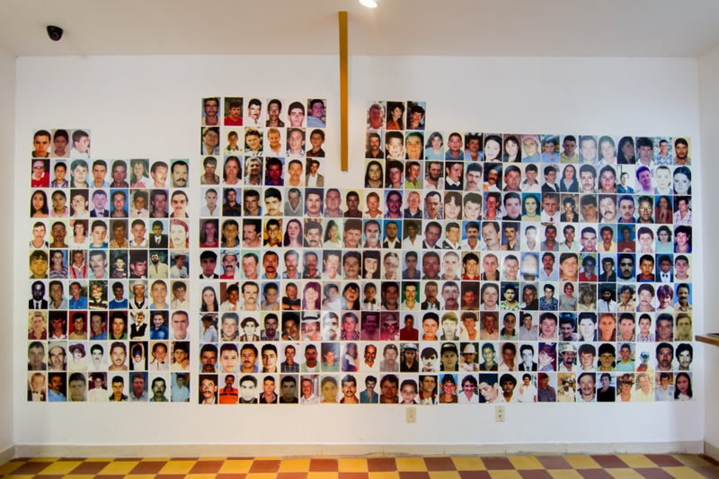 La pared del fondo del Salón del Nunca Más de Granada (Antioquia) muestra las fotos de algunos de los desaparecidos durante la guerra.