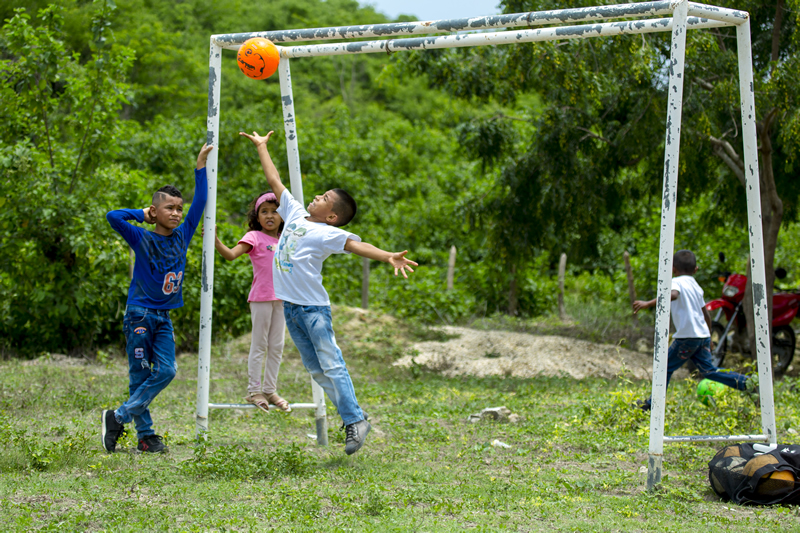 Niños juegan al fútbol en los talleres deportivos de El Salado