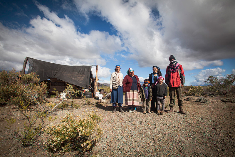 Mapuches de Vuelta del Río frente a la cabaña de vigilancia