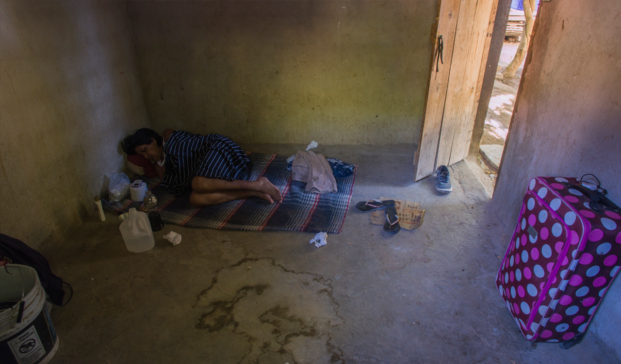 Una jornalera descansa en un cuarto que renta en Pesqueira
