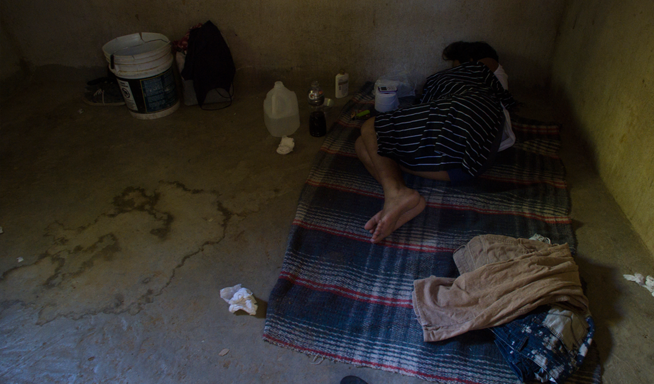 Una jornalera descansa en un cuarto que rentó por unos cuantos pesos