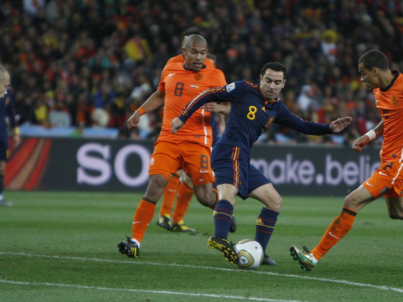Xavi rodeado de jugadores de Holanda durante la final del Mundial.