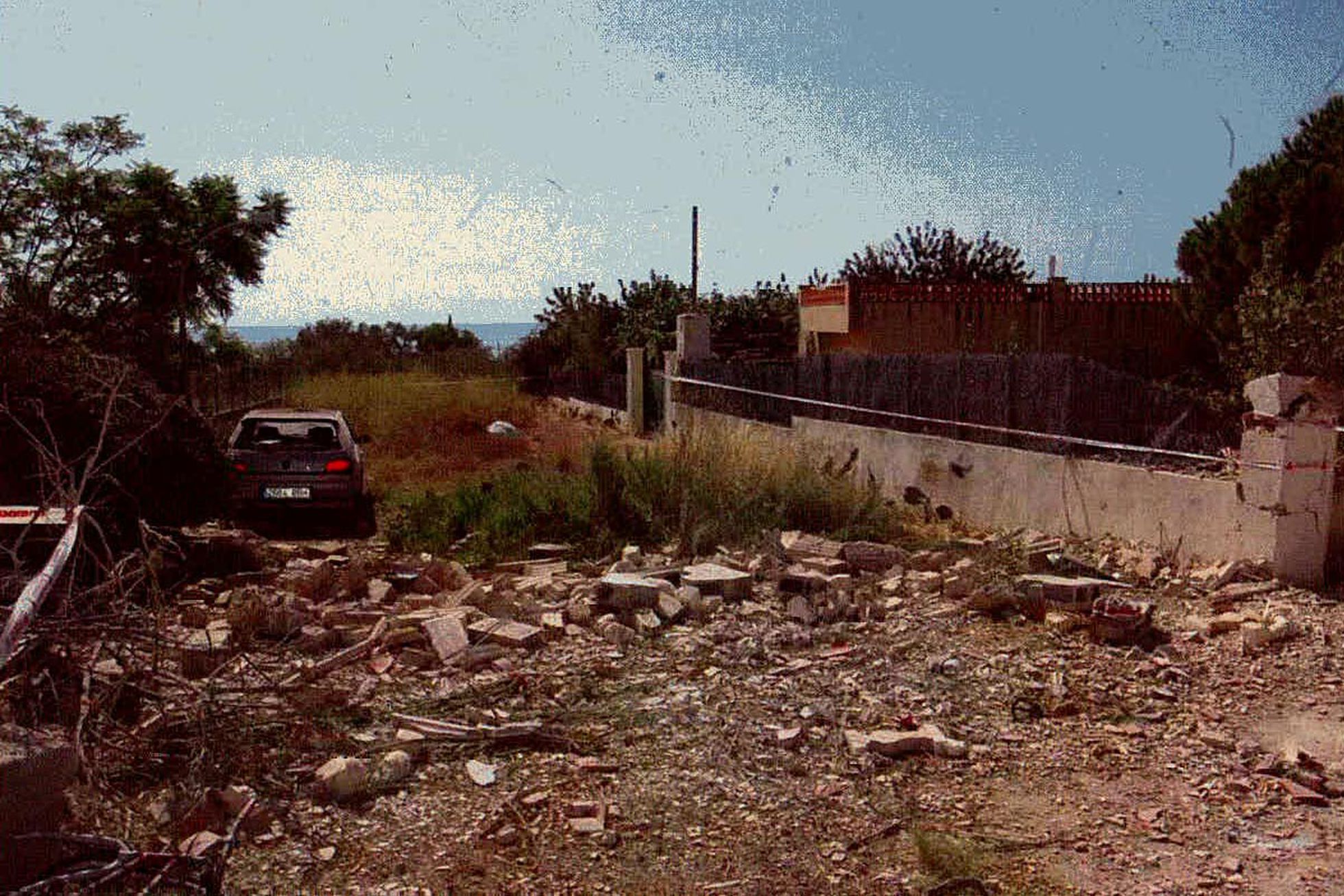 El Peugeot 306 que apareció en Alcanar y que permitió a Younes Abouyaaqoub conocer, por una llamada de los Mossos, que la casa había volado por los aires.