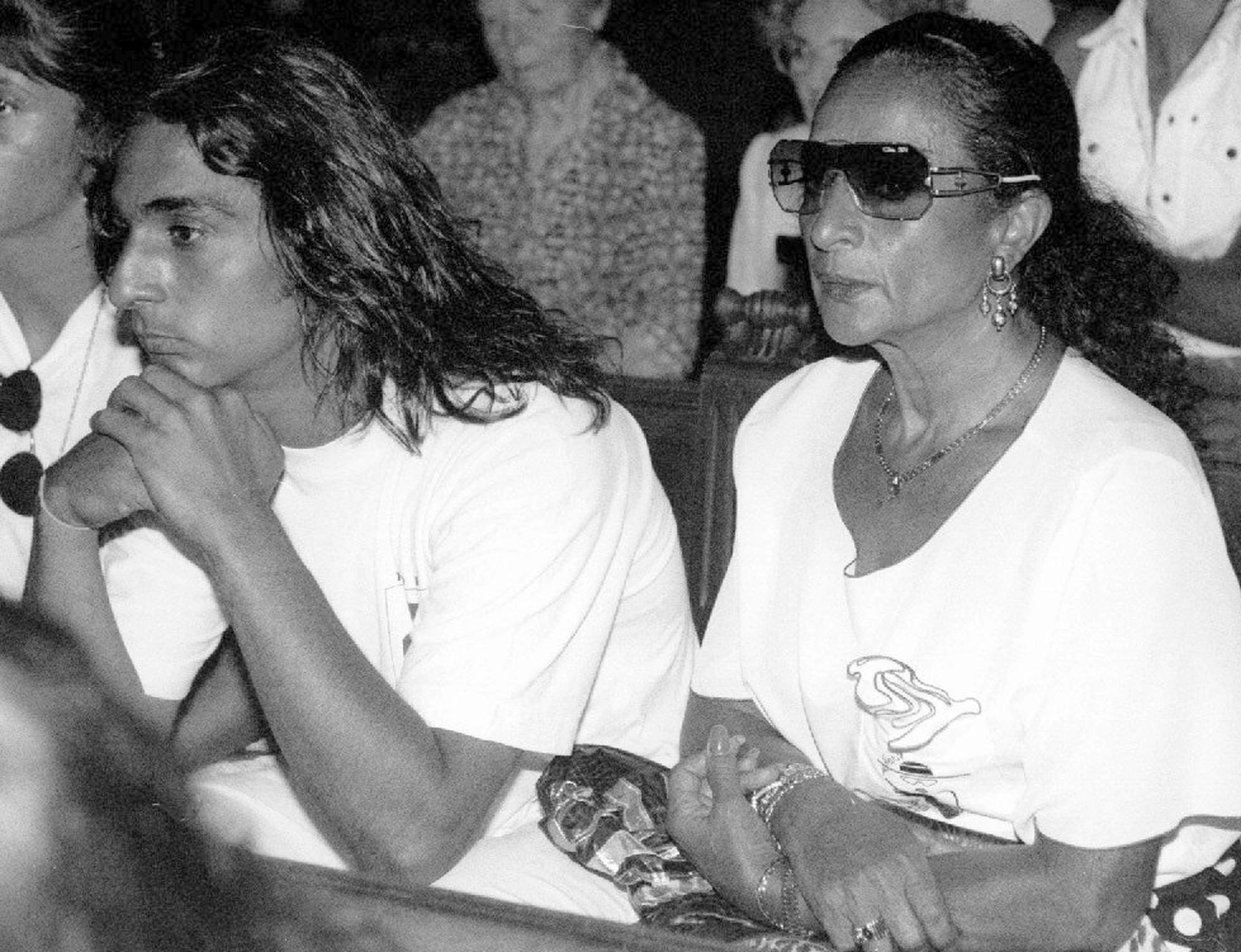 Antonio y Lola Flores, durante el funeral del cantaor Camarón de la Isla, en julio de 1992.
