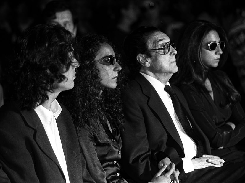 Antonio González, "El Pescadilla", Lolita y Rosario Flores, durante el funeral por Lola Flores.