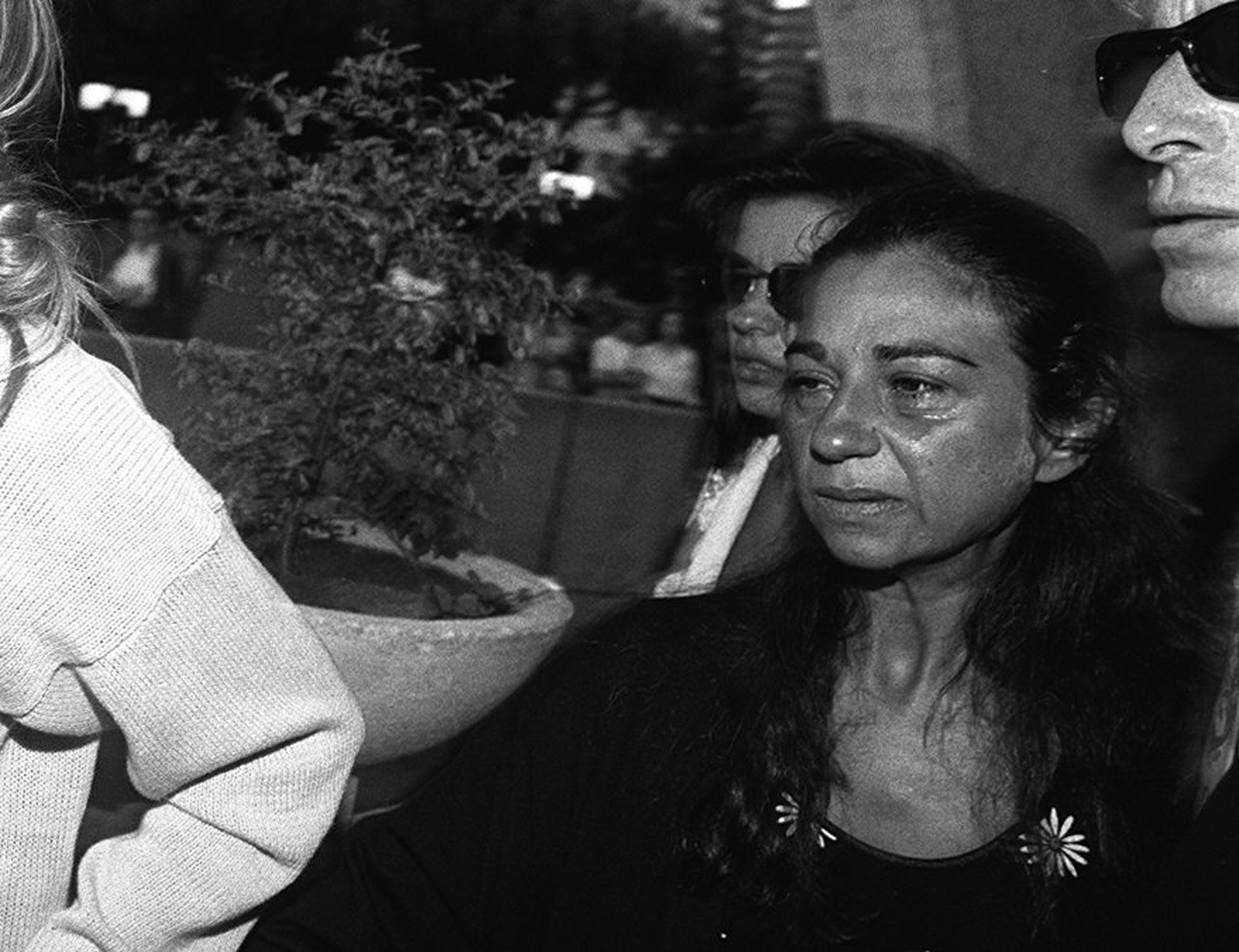 Lolita Flores, visiblemente afectada, por la muerte de su hermano Antonio, a la salida del velatorio en Madrid, el 30 de mayo de 1995.