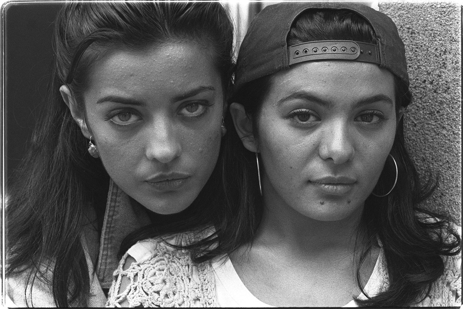 Irene (izquierda) y Chelo Vázquez, amigas de Antonio Flores, en 1995.