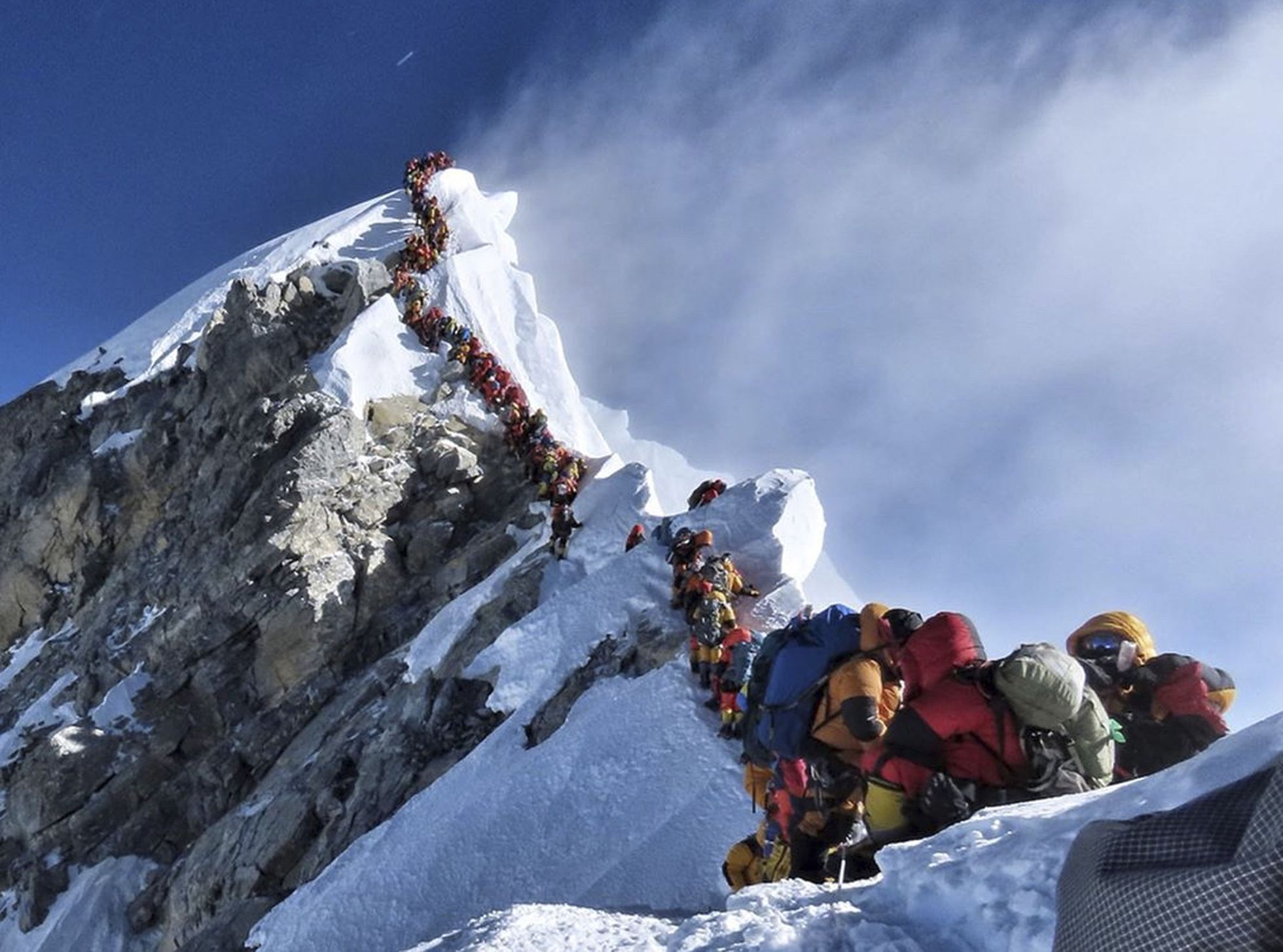 Grandes colas en el Everest la pasada primavera.