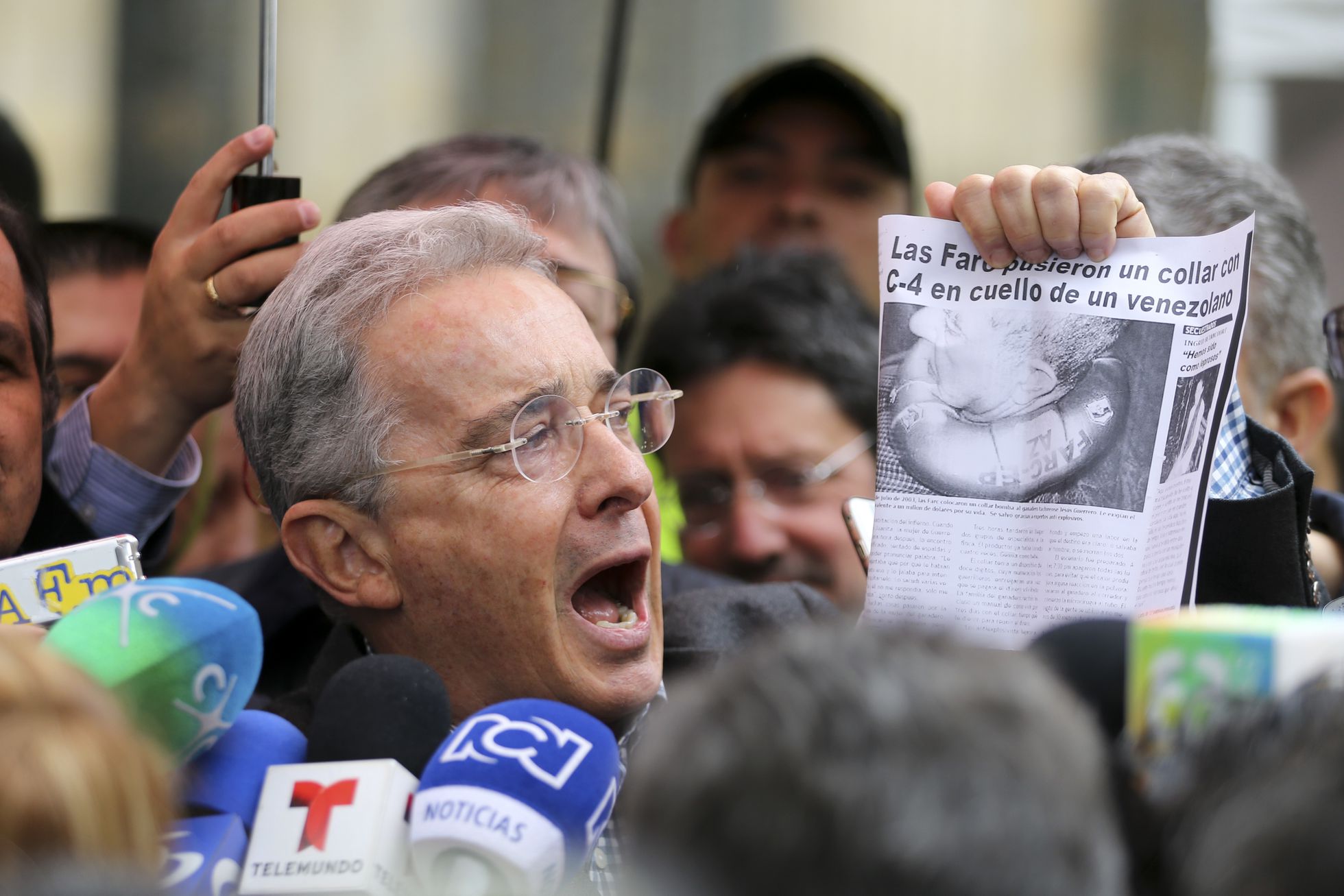 El expresidente y entonces senador Álvaro Uribe sostiene un periódico con una noticia sobre las FARC, justo después de votar en el plebiscito sobre el Acuerdo de Paz entre el Gobierno y la guerrilla, en octubre de 2016. 