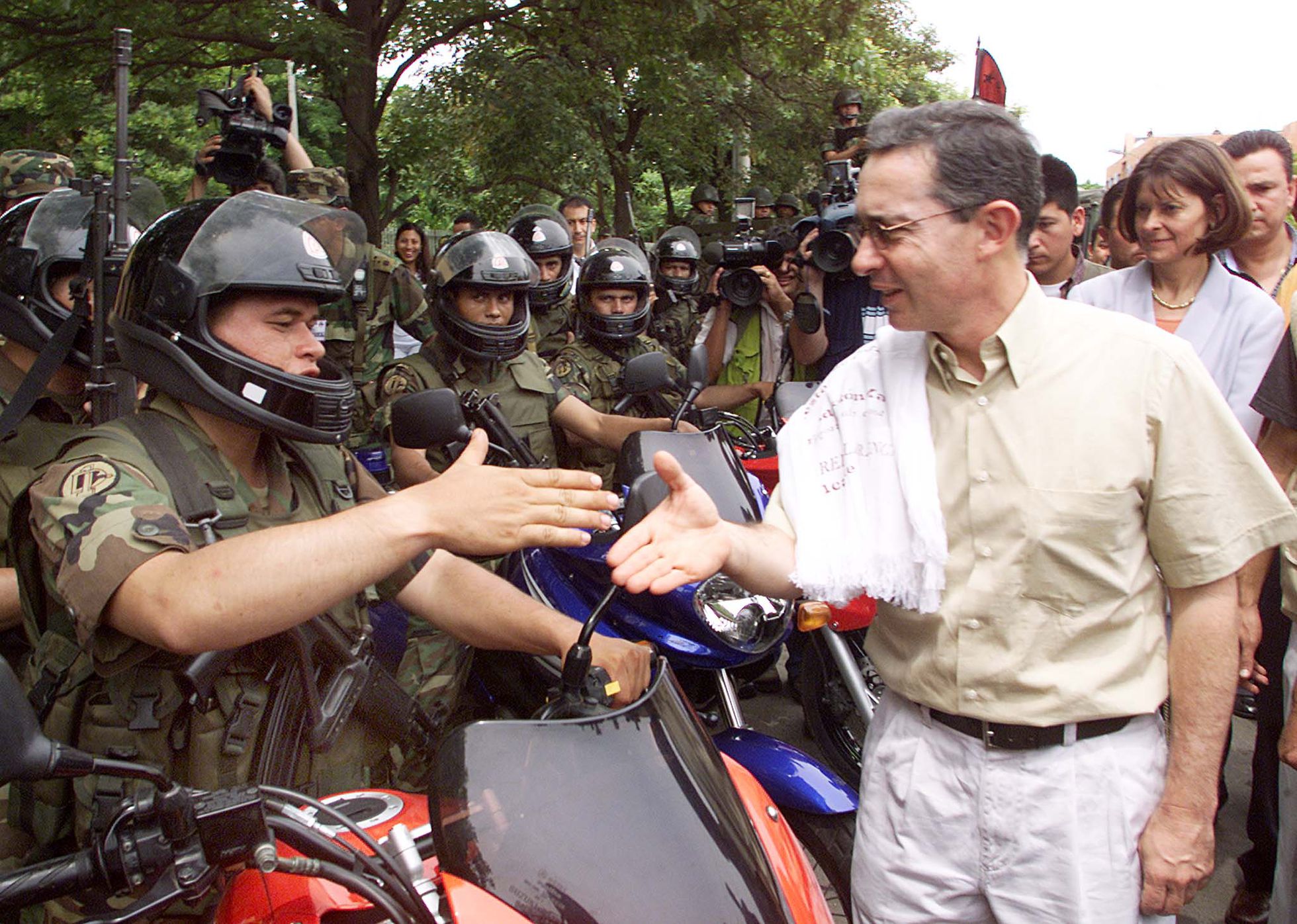 Álvaro Uribe saluda a unos soldados durante una demostración en Valledupar (Colombia) en agosto de 2002. 