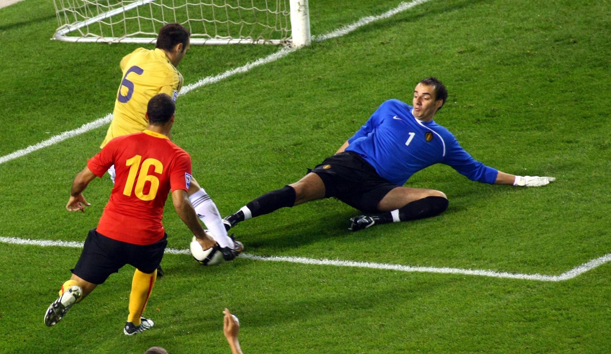 Iniesta marca ante Bélgica en la fase de clasificación del Mundial 2010.