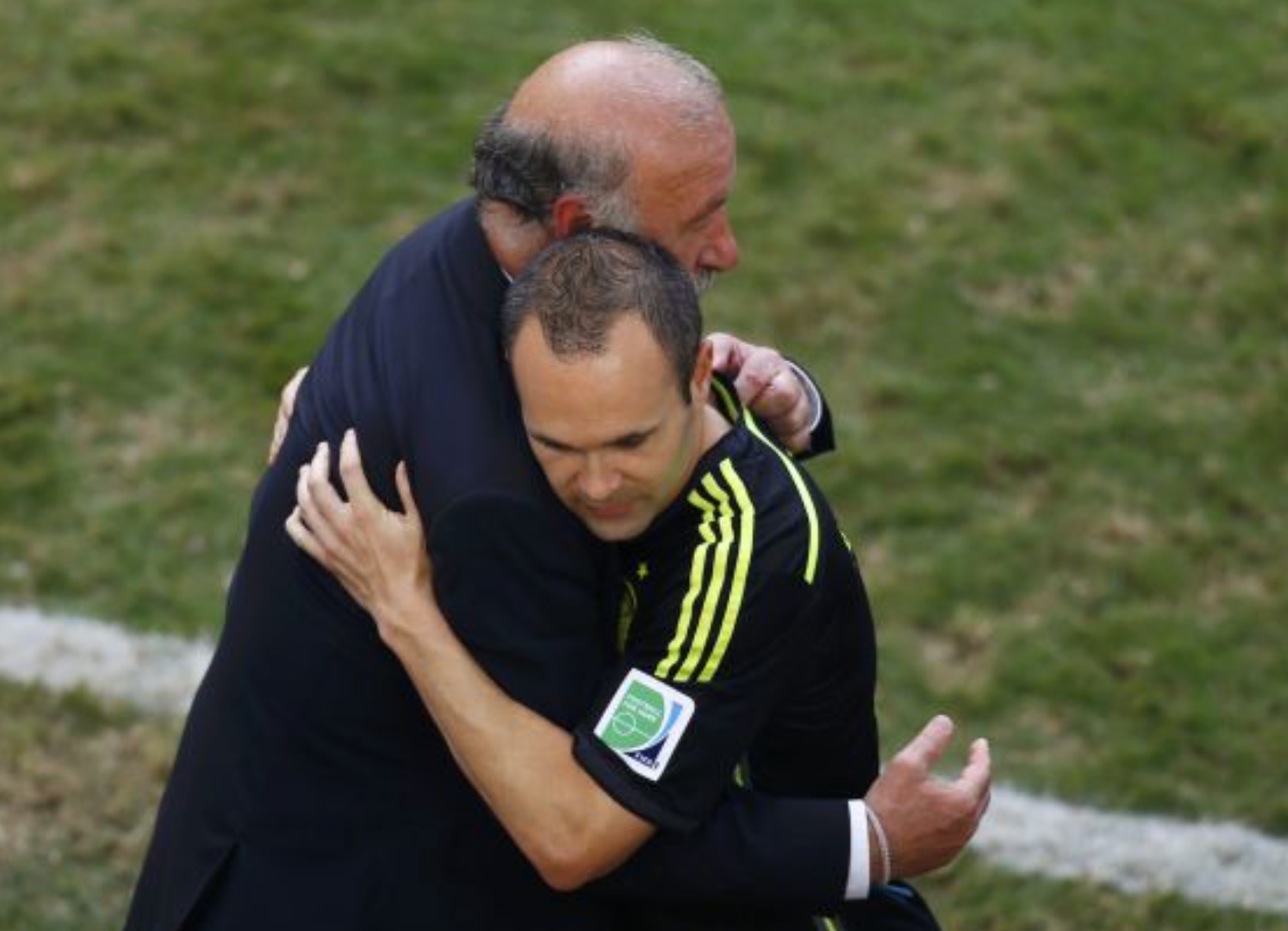 Del Bosque e Iniesta se abrazan al terminar el partido ante Australia que cerró la participación de España en el Mundial de Brasil.