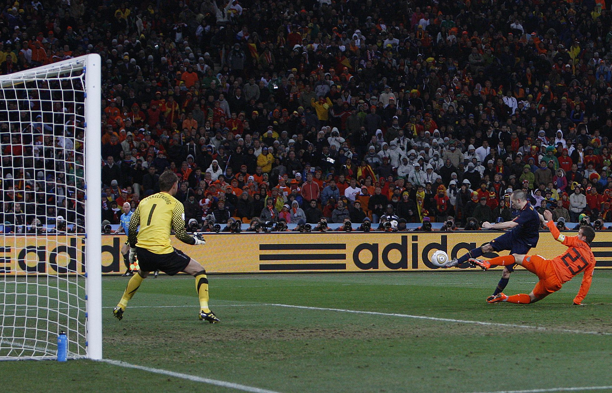 Iniesta marca el gol de la final del Mundial de Sudáfrica 2010.