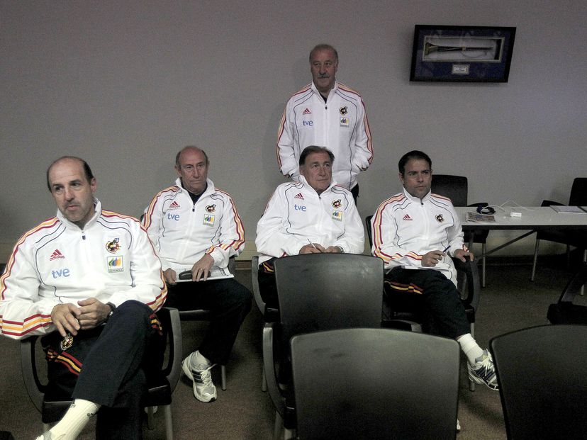De izquierda a derecha: José Manuel Ochotorena, entrenador de los porteros, Paco Jiménez, Toni Grande, segundo entrenador y Javier Miñano, preparador físico. Detrás, Vicente del Bosque.