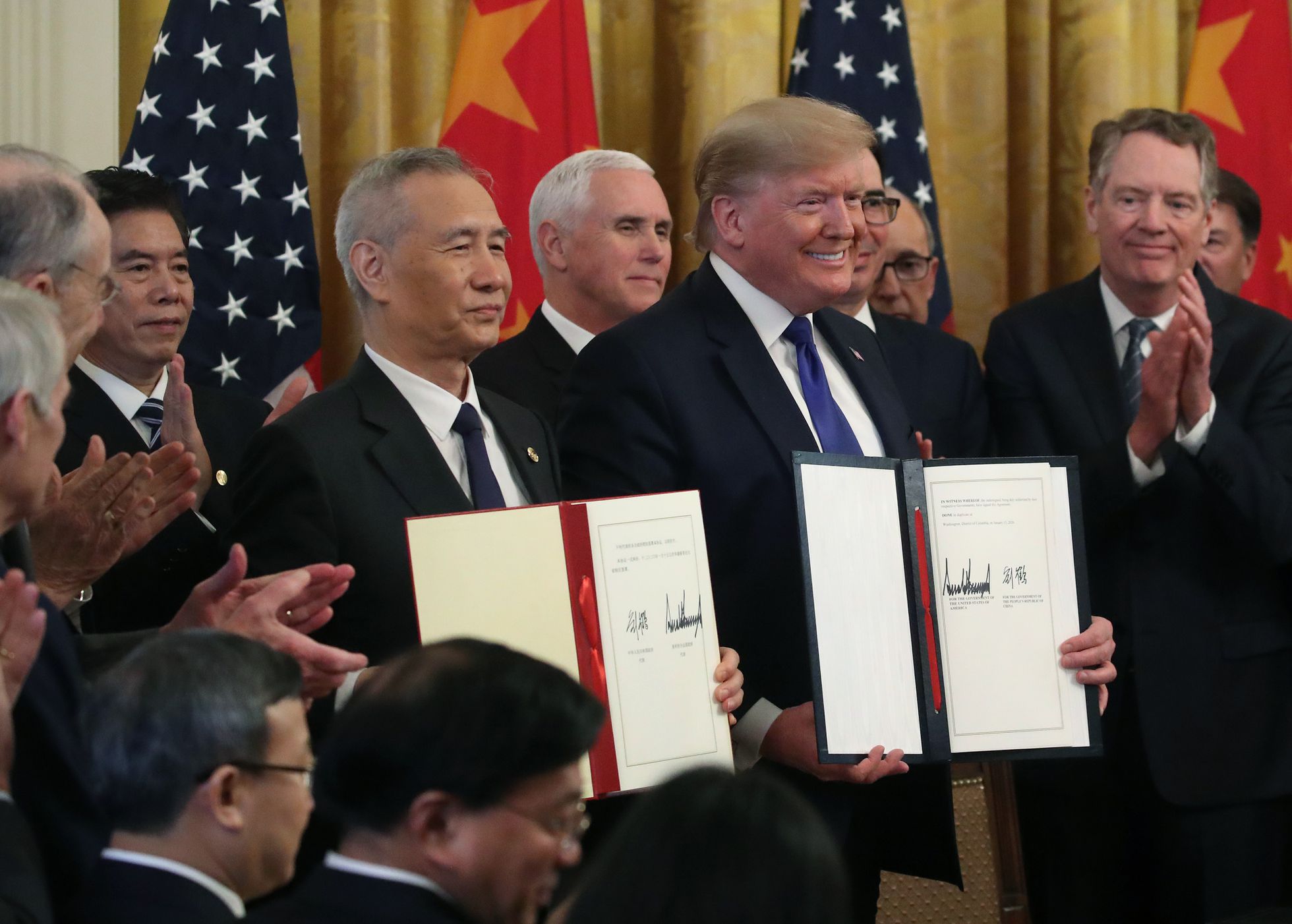 Trump y el vice primer ministro chino, Liu He, mostraban el acuerdo firmado, el pasado 15 de enero en la Casa Blanca.