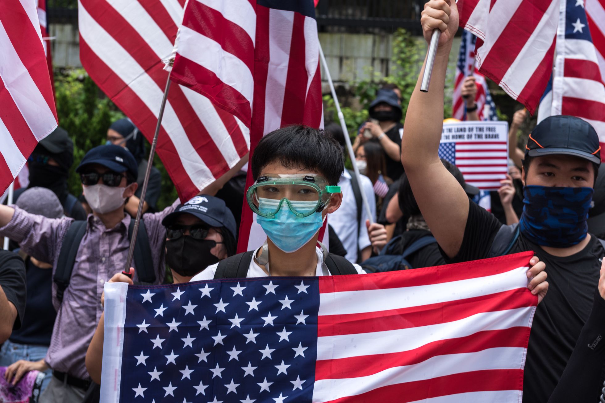 Ciudadanos de Hong Kong se manifestaban el pasado septiembre con banderas de EE UU.