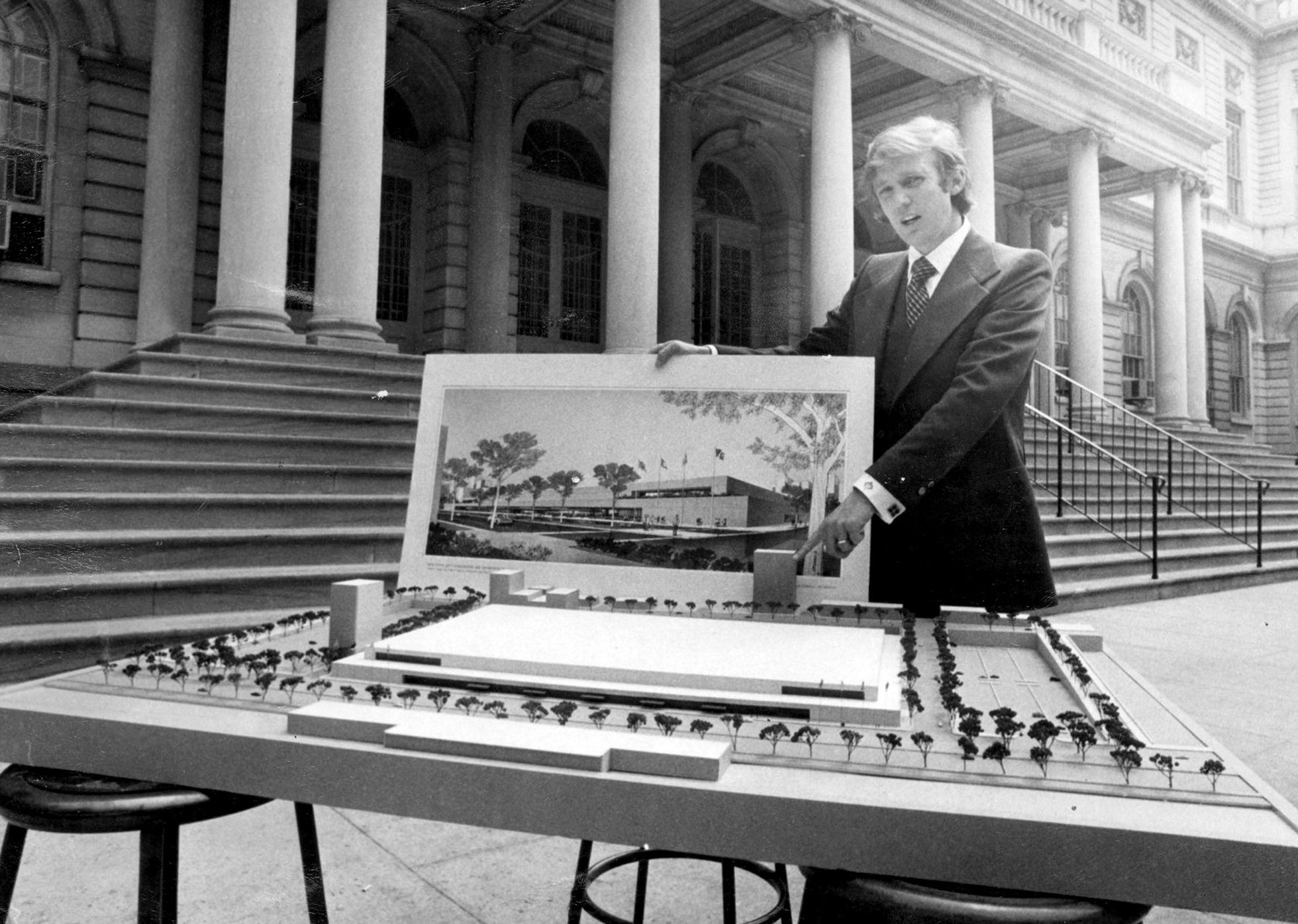 Donald Trump anuncia el Centro de Convenciones de 34th Street, el 25 de mayo de 1977.