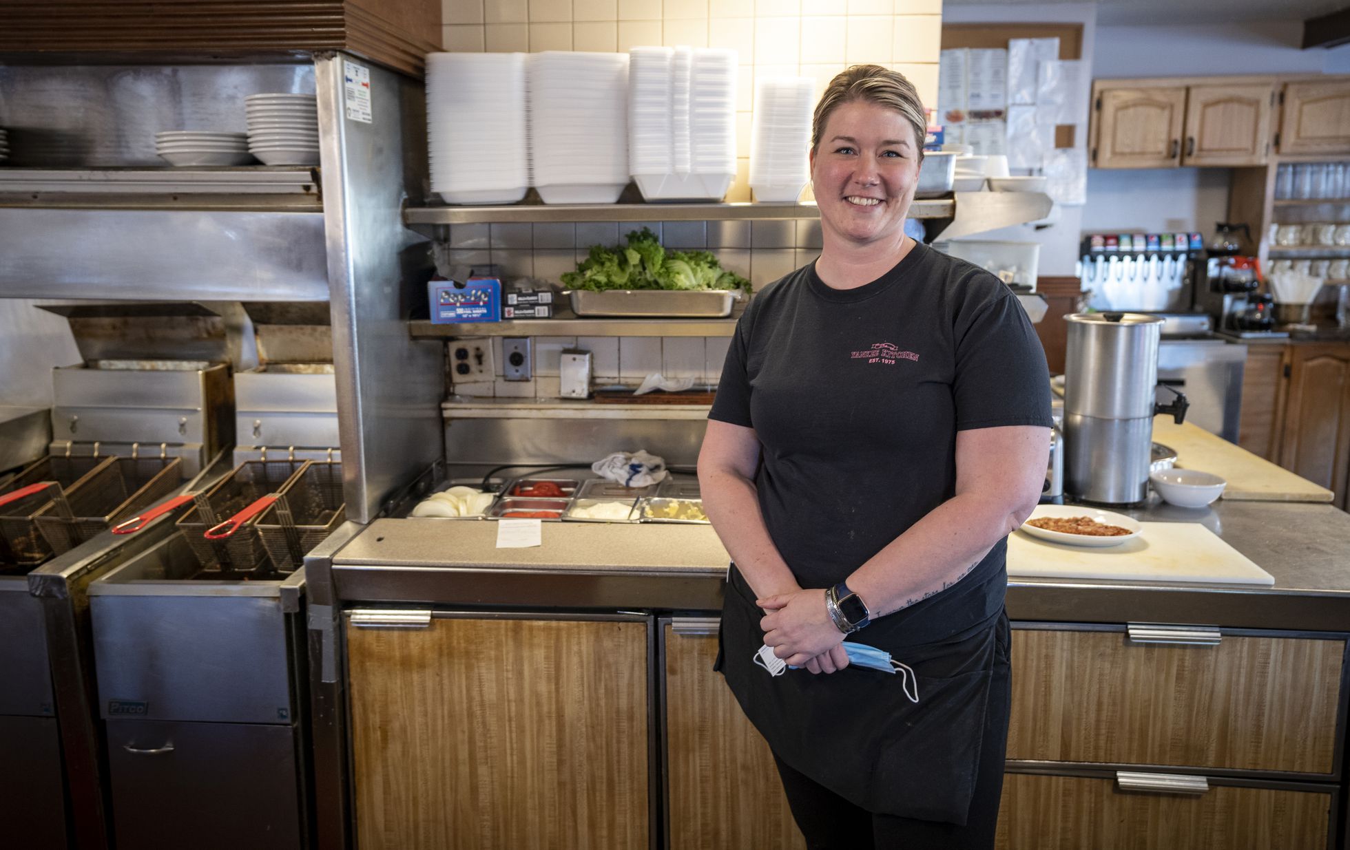 Logan Megan, en el restaurante en que trabaja desde hace más de una década como camarera.