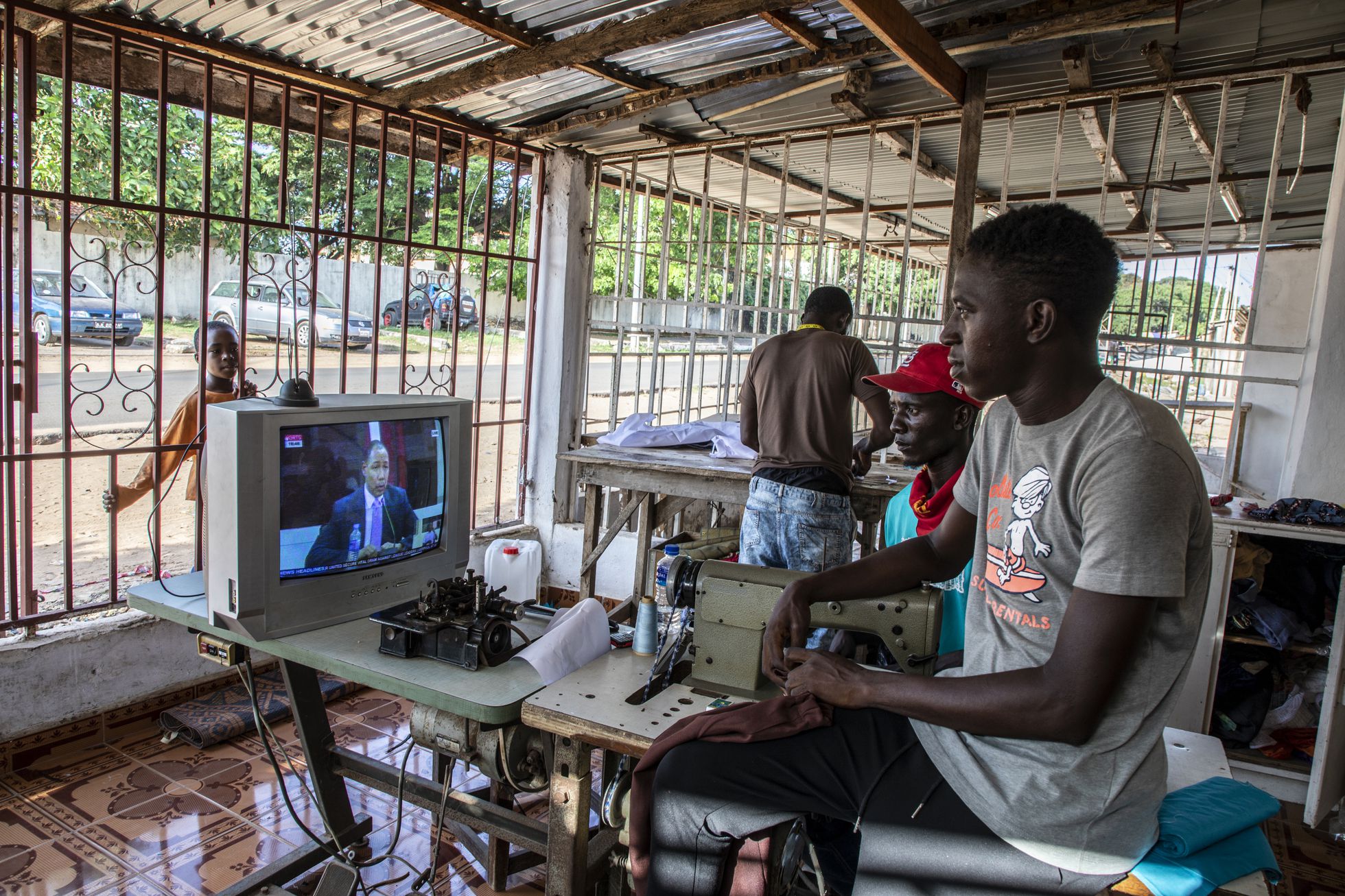 Las sesiones de la Comisión de la Verdad, la Reconciliación y las Reparaciones se retransmiten en directo por televisión y son seguidas cada día por decenas de miles de gambianos que escuchan entre el asombro y la indignación los relatos de víctimas y verdugos.