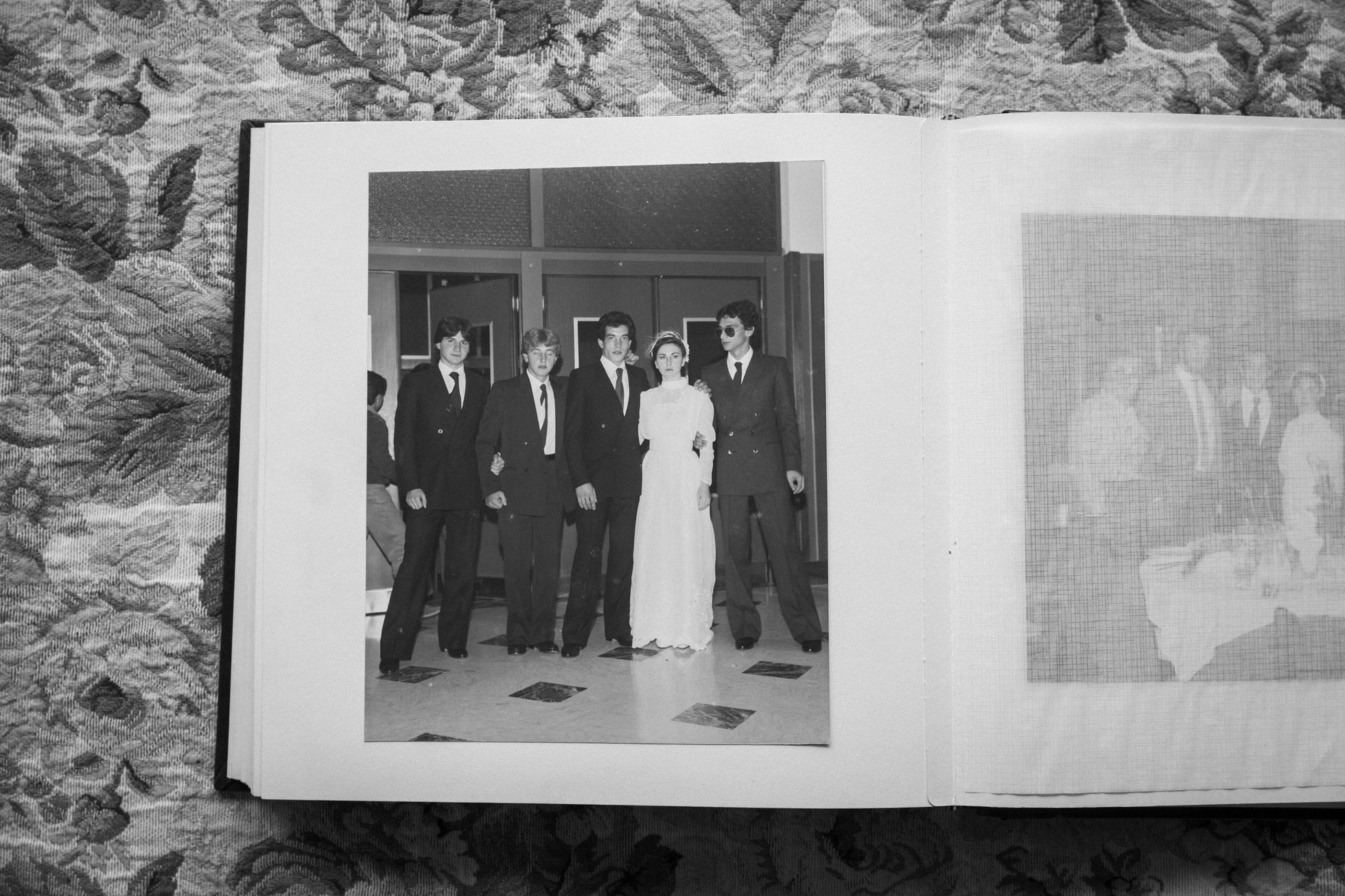 Álbum familiar de la boda de los padres de Cimarosa. A la derecha, con gafas de sol, Matteo Messina Denaro.