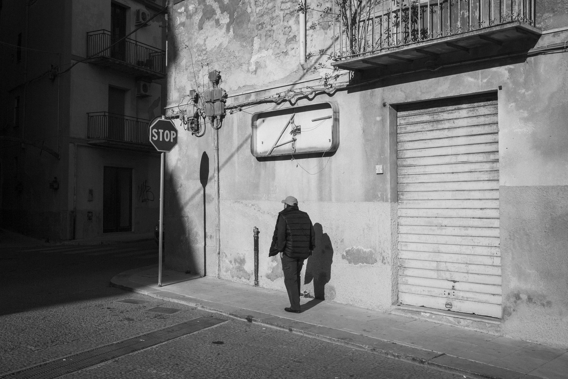 Un hombre pasea por una calle de Castelvetrano.