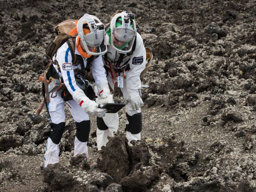 Dos astronautas ensayan en un campo de lava canario el pasado noviembre.