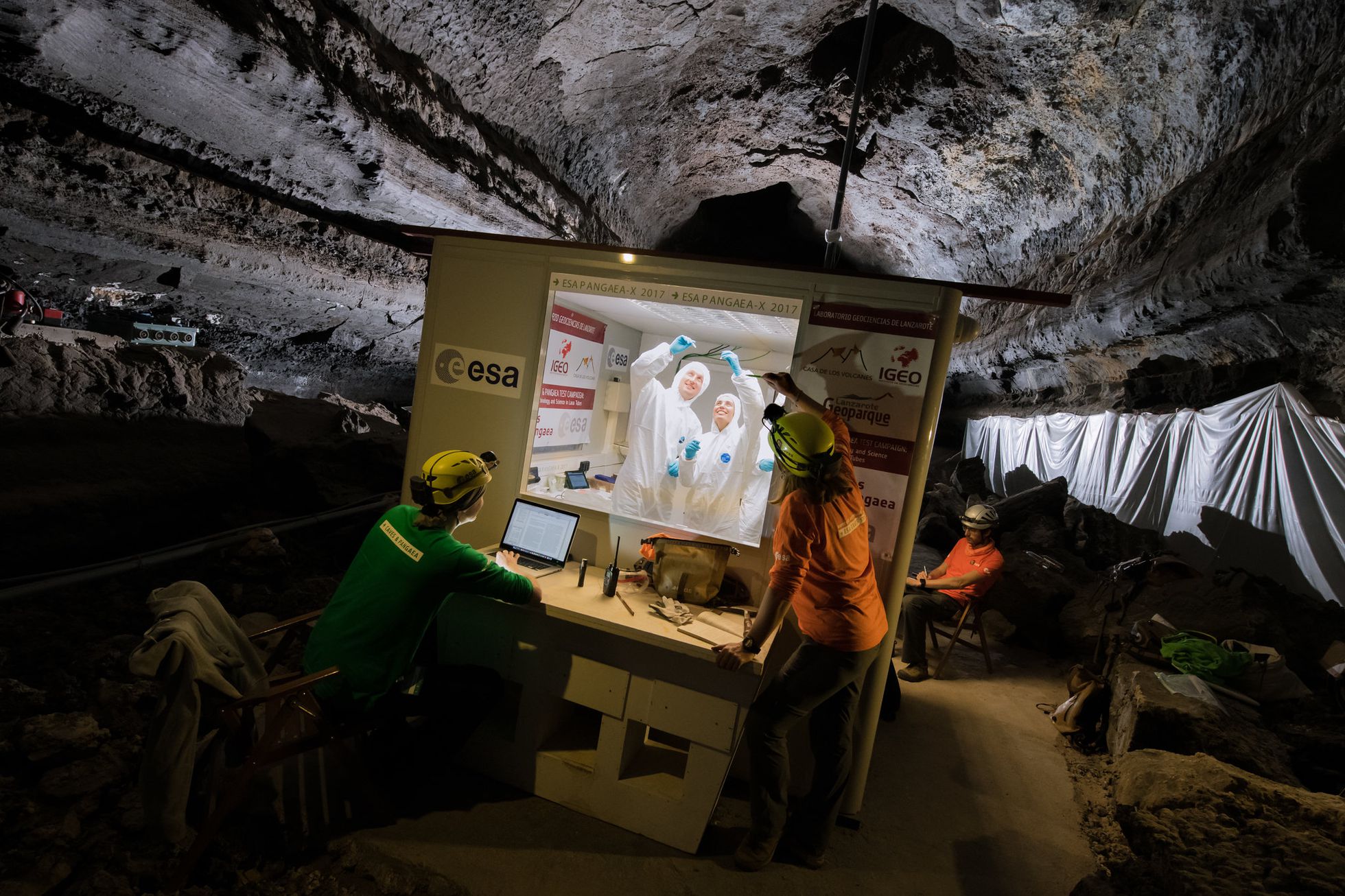Laboratorio instalado en el tubo de lava de La Corona para el proyecto PANGAEA-X en Lanzarote.