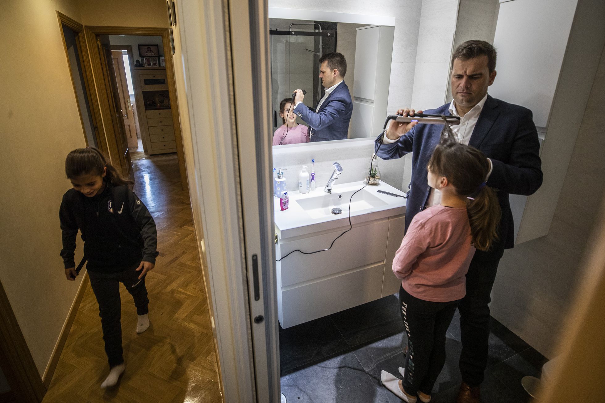 Un padre prepara a sus hijas y las acompaña a actividades extraescolares en municipio de la Comunidad de Madrid.