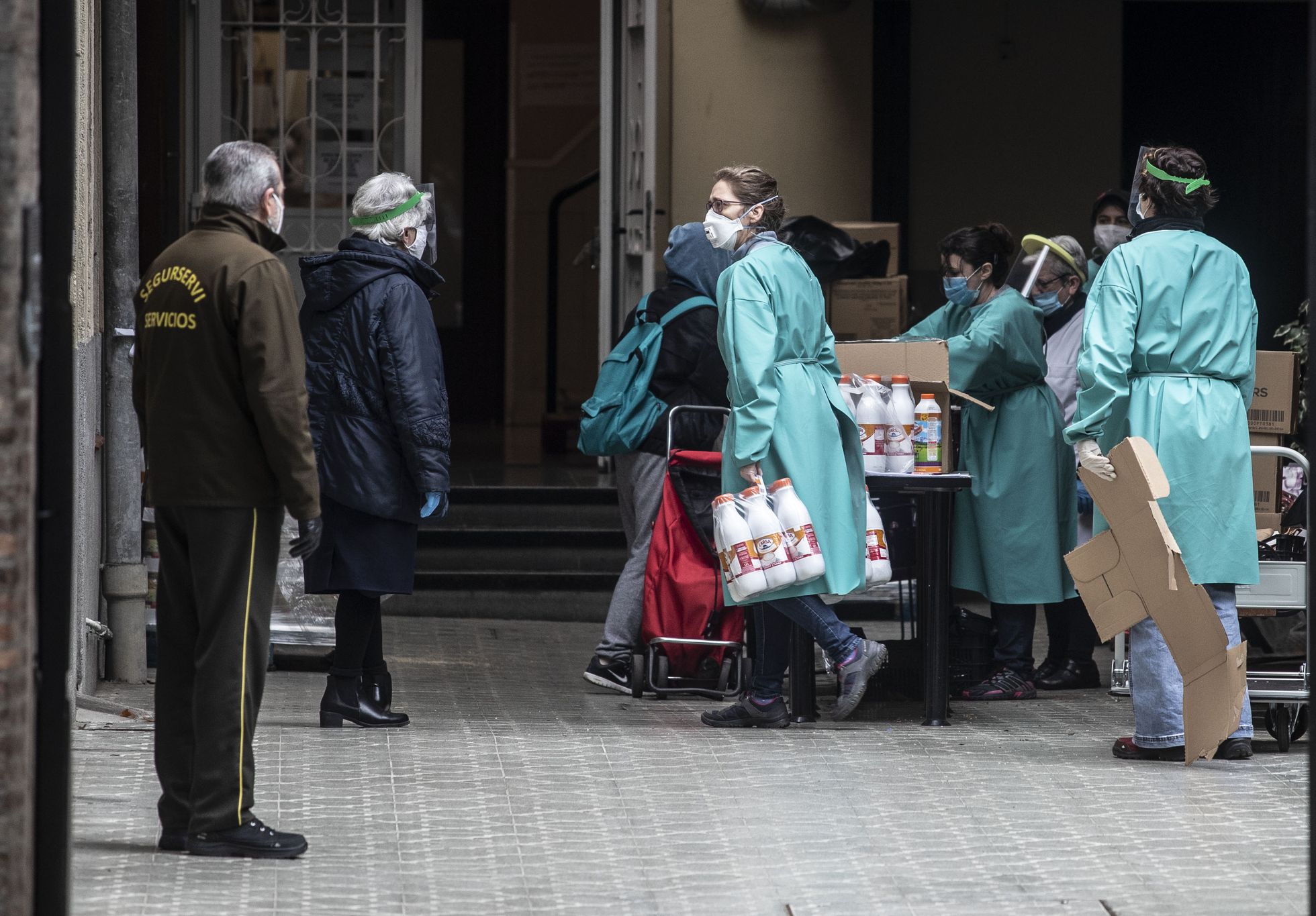 Reparto de comida en la parroquia Hijas de la Caridad de San Vicente de Paúl, en Madrid. Foto: Alvaro García