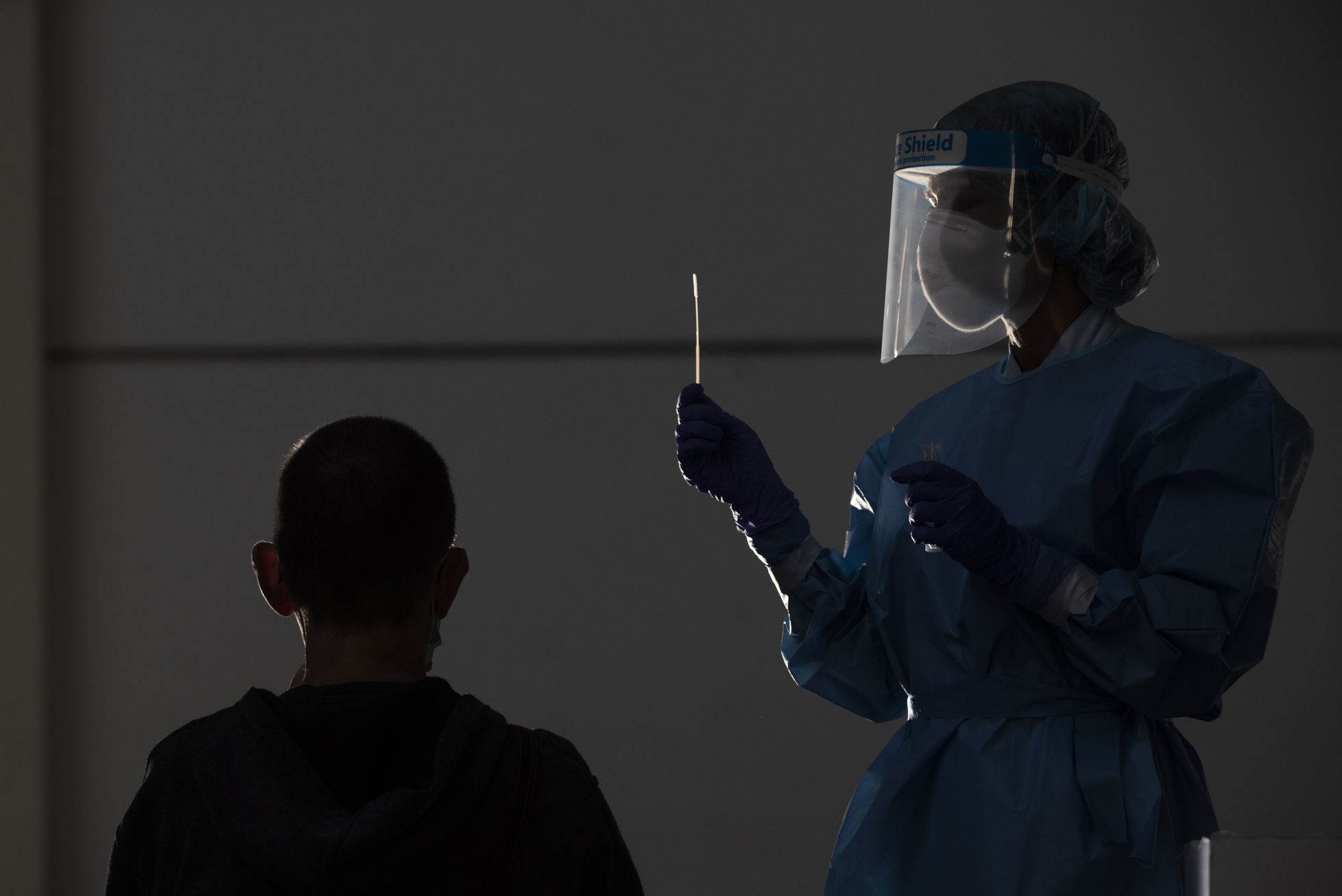 Una enfermera realiza una prueba PCR en Irún (Guipúzcoa) a principios de septiembre. 