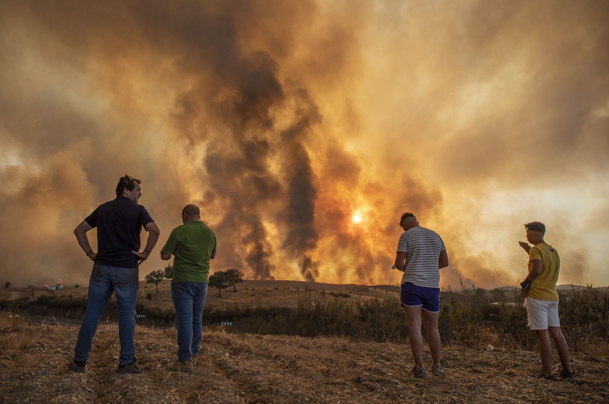 Un grupo de vecinos, ante un incendio forestal en Huelva, a finales de agosto de 2020.