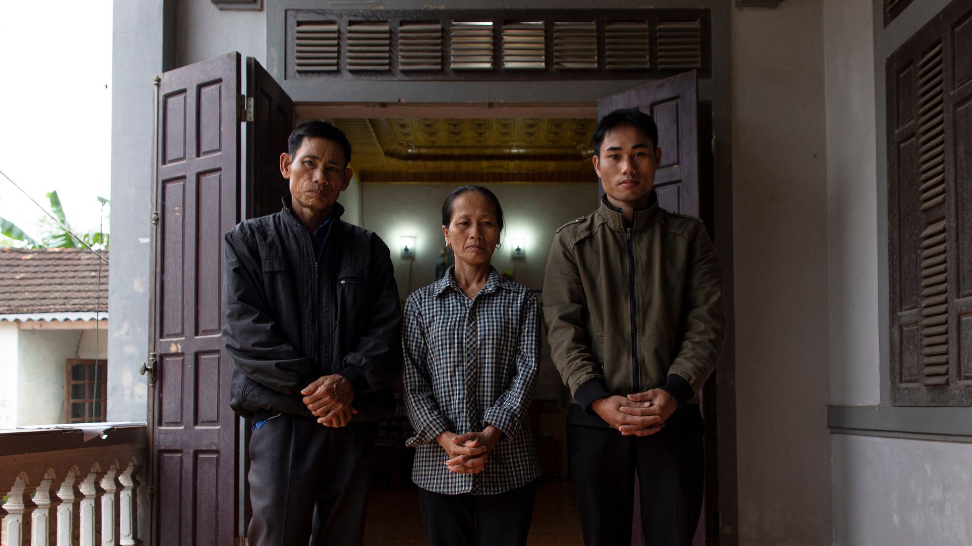Los padres y el hermano de Nguyen Dinh Luong, una de las víctimas del camión, en su casa de Can Loc.