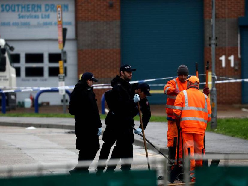 La policía británica, en el polígoino de Essex donde este jueves se hallaron 39 cadáveres en un camión frigorífico.