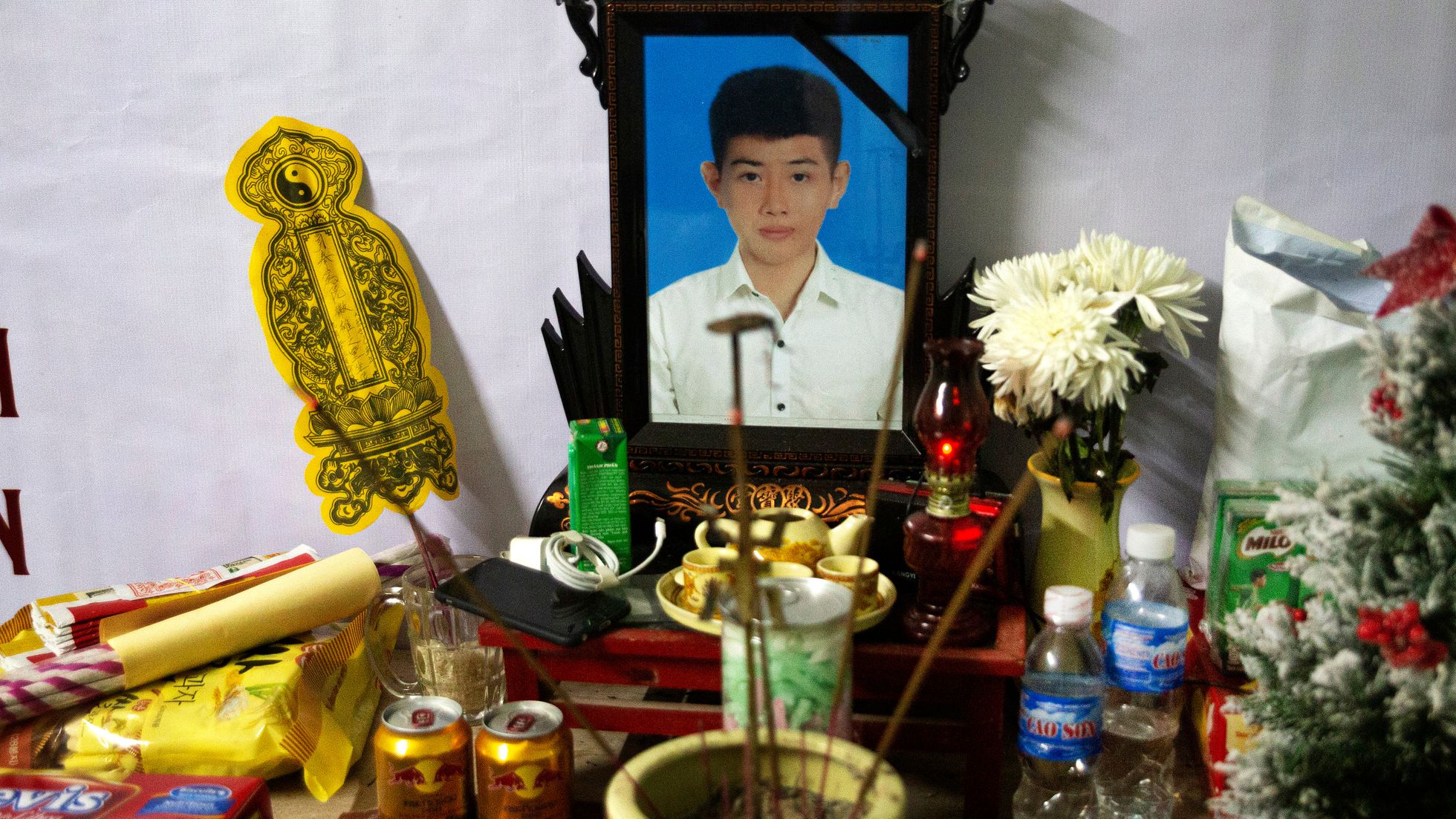 Altar dedicado por la familia a Nguyen Huy Hung en su casa de Xa Cuong Gian.