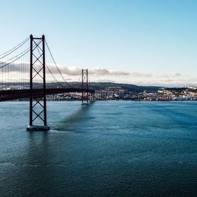 Puente de Lisboa, que cruza el estuario del río Tajo en su desembocadura en el Océano Atlántico.