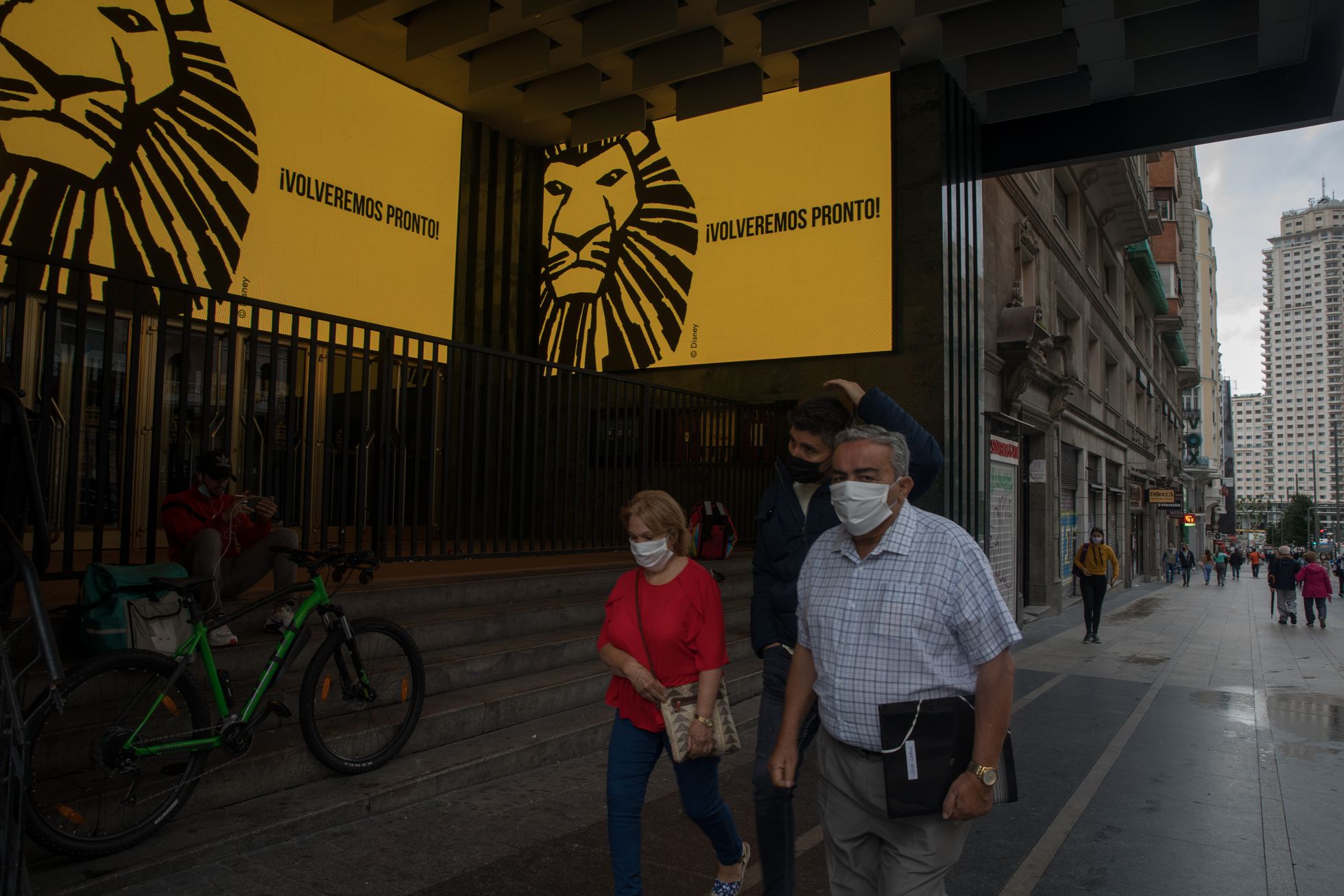 Varios peatones pasaban el jueves por delante del teatro Lope de Vega, en Gran Vía, 57, donde un cartel del musical 'El rey león' informa del cierre temporal.
