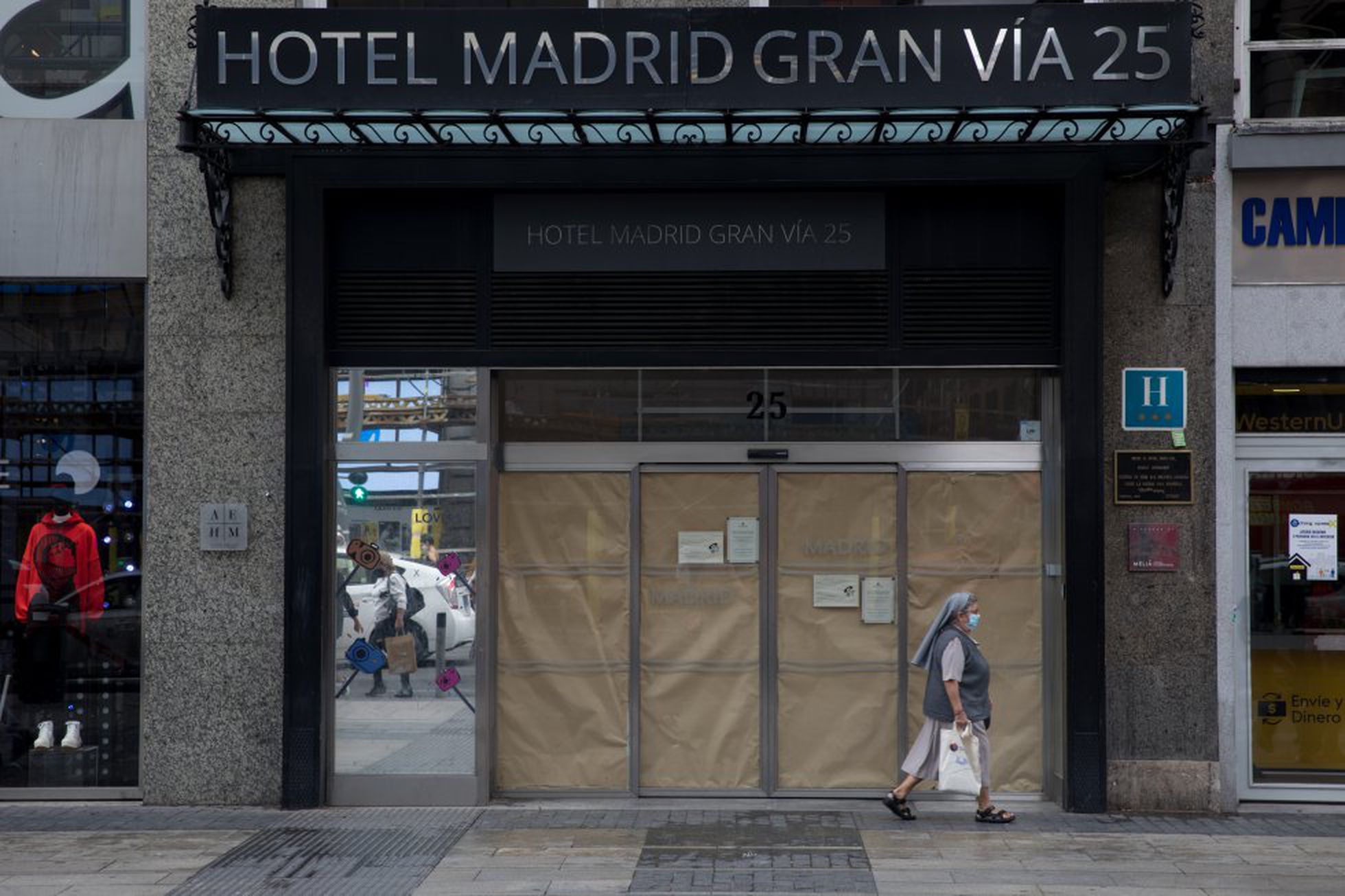 Una monja pasa este jueves por delante del Hotel Gran Vía 25, en Madrid.