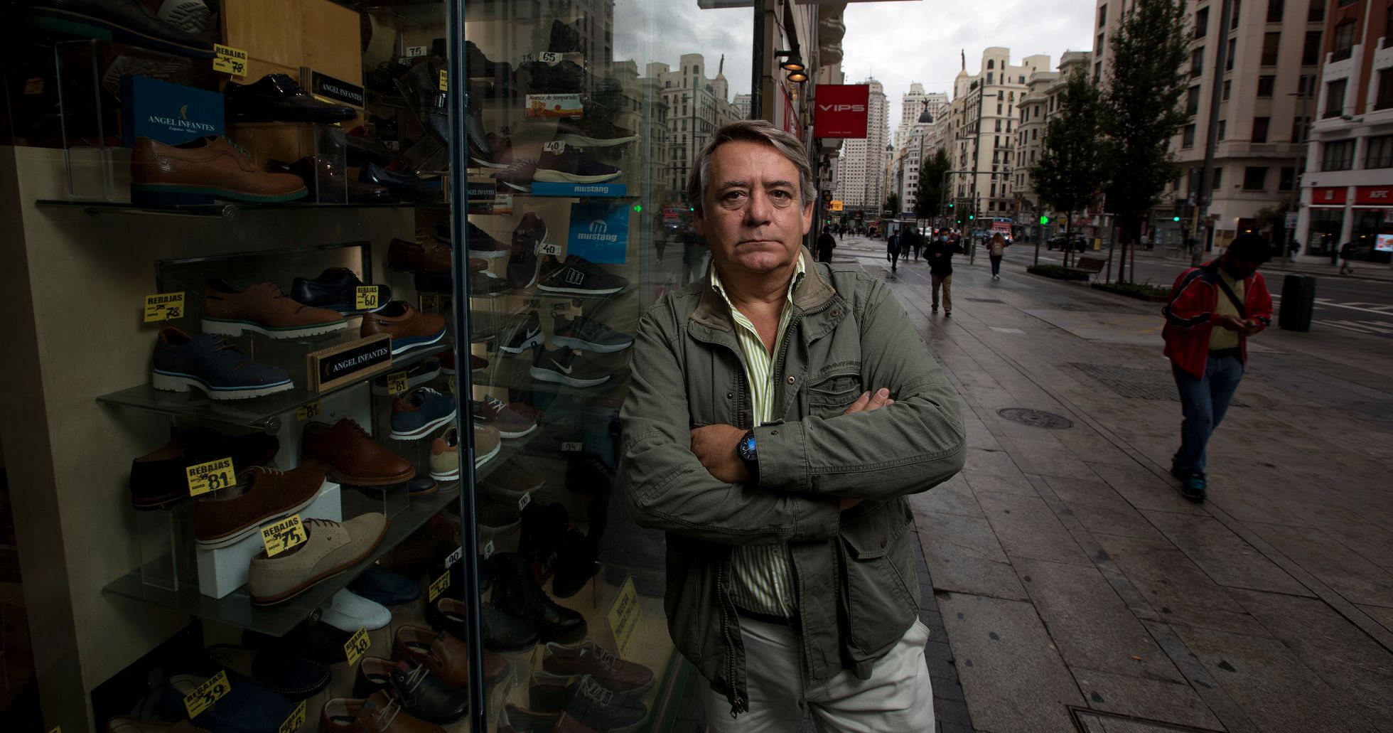 Roberto Zulaica, uno de los dueños de la cadena de zapaterías Iris, posa este jueves por la mañana en el escaparate de su tienda de la Gran Vía, Madrid