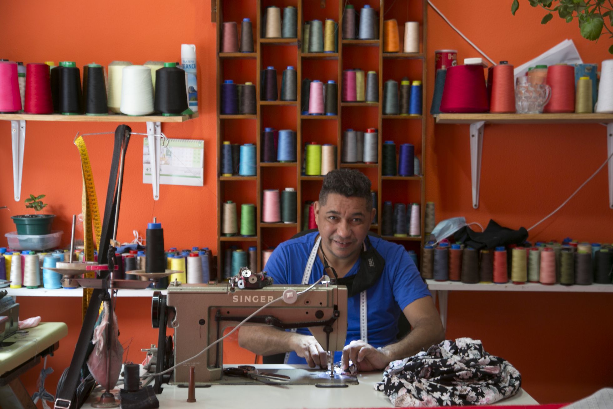 José Peguero, sastre que regenta la tienda de arreglos Ponte a la moda, en la calle Amos de Escalante, en el este de Madrid. 