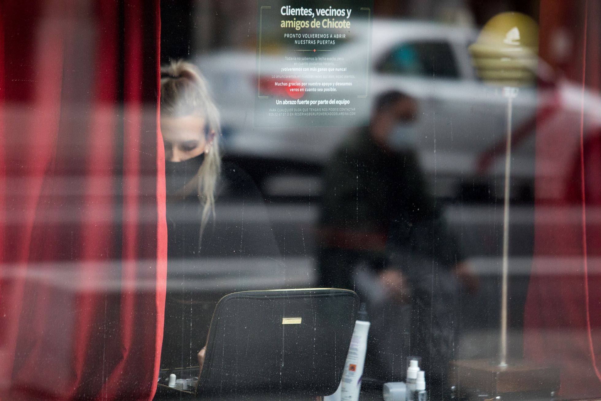 Una mujer dentro del bar Museo Chicote, en Gran Vía, 12. En el ventanal un cartel anuncia el cierre temporal del establecimiento.