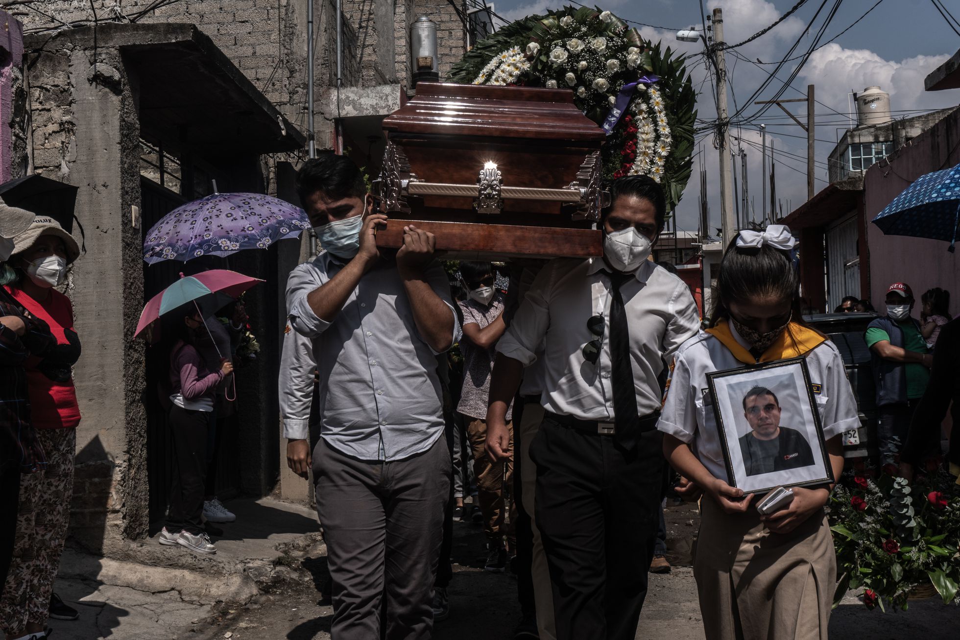 Andrea Pineda, hermana de Immer, encabeza la procesión para llegar al panteón donde sepultarán a su hermano, el pasado 6 de mayo.