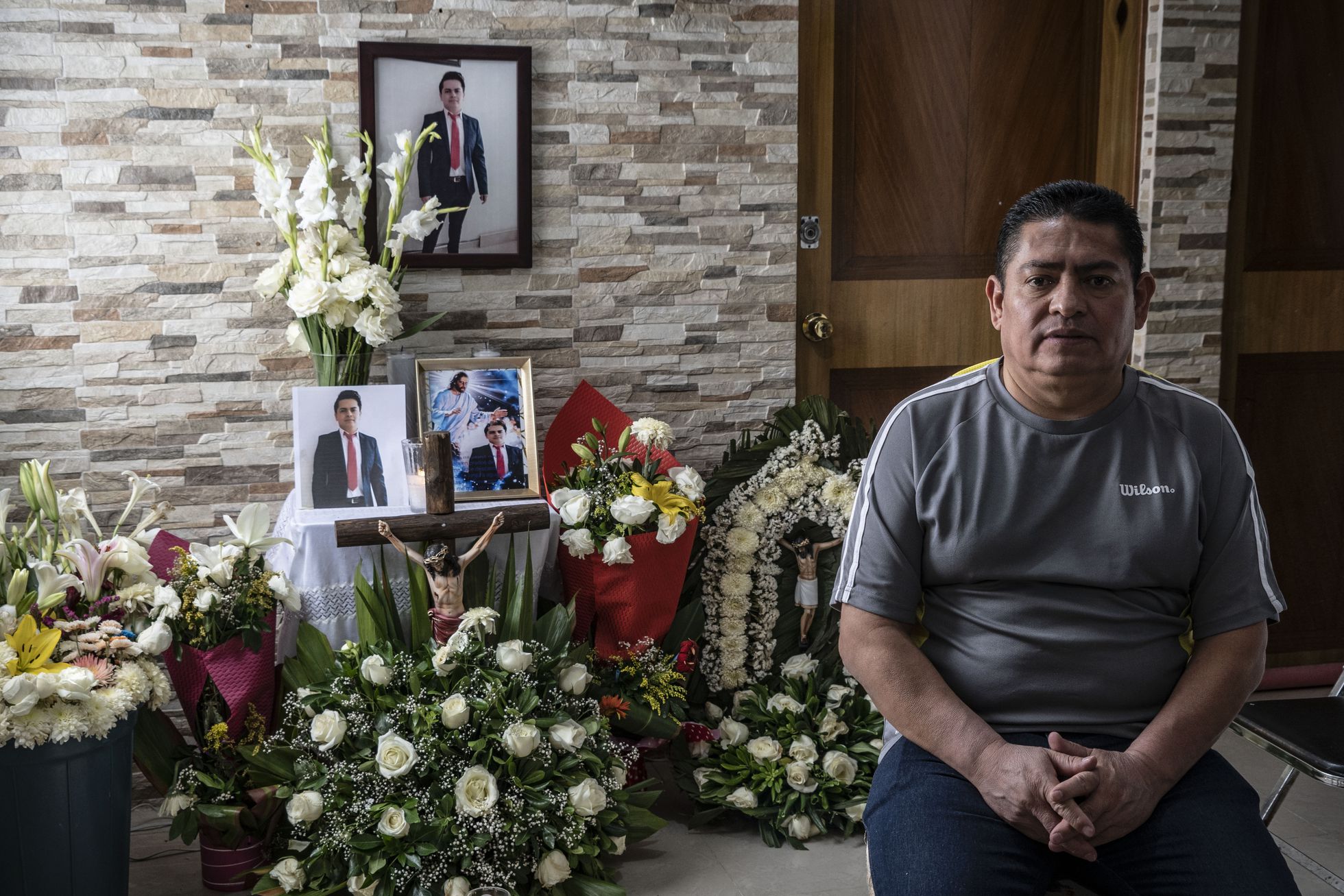 José María Bautista, frente al altar dedicado a su hijo Mario Alberto Bautista Sánchez en su casa de Ciudad de México. 