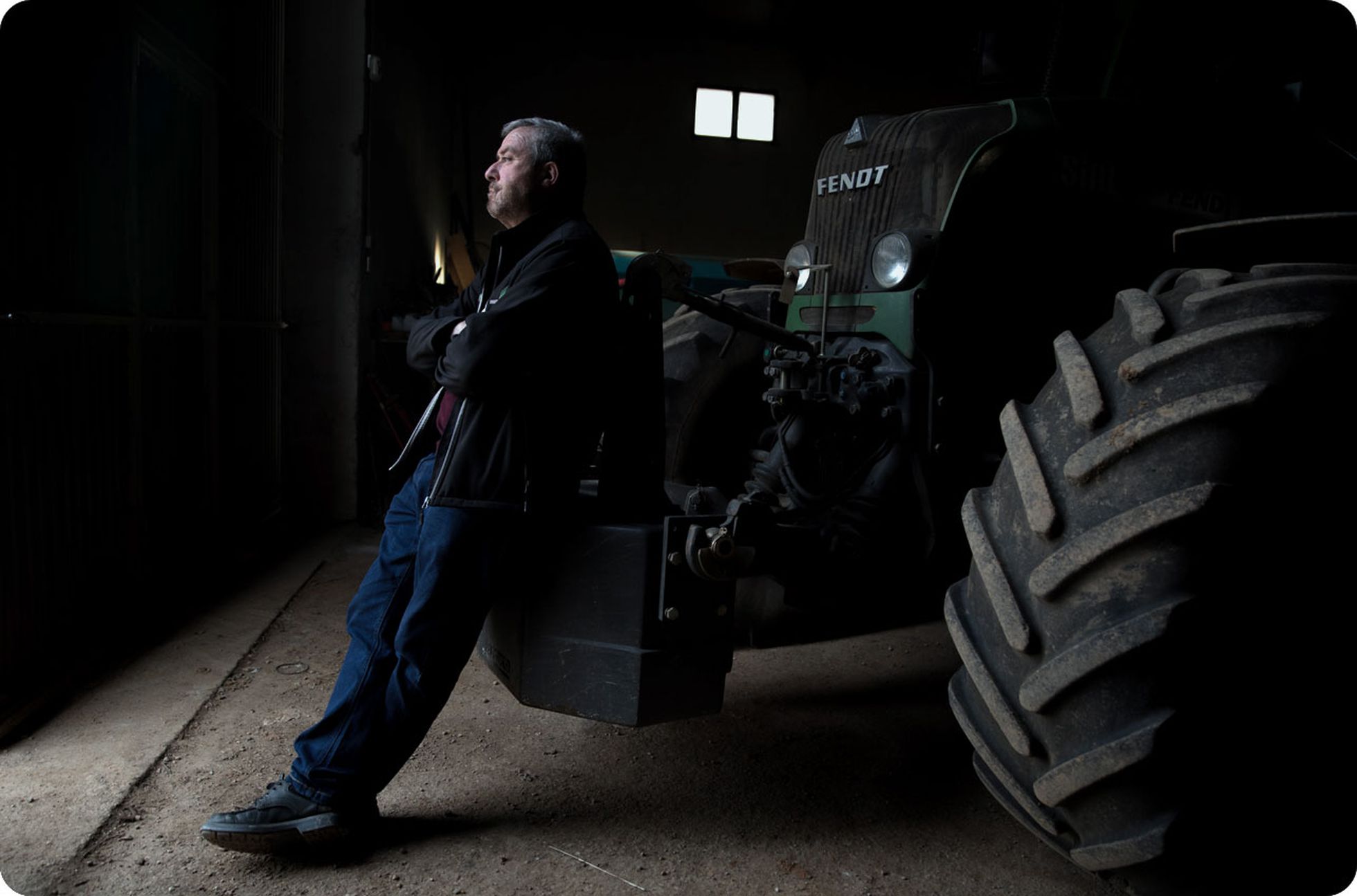 Restituto Nafría, agricultor que transita con su tractor por la N-122 en la provincia de Soria.