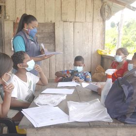 Carmen Valencia da clase en la parroquia de Mocole (Esmeraldas, Ecuador) a un grupo de alumnos que carece de dispositivos móviles para educarse.