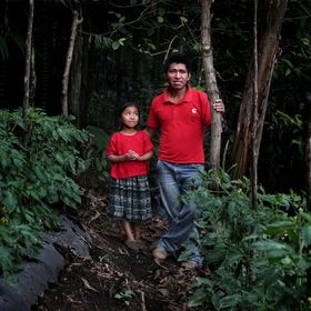 01-03-21.- Manuel y su hija Andrea, en la huerta de tomates que tienen en las montañas cerca de Tamahu, Guatemala.   Jaime Villanueva.