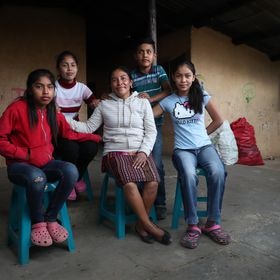 01.03-21. Yojana, de 10 años (de rojo) con su madre y sus hermanas y hermanos en su casa de Alta Veraaz, Guatemala. ©Jaime Villanueva