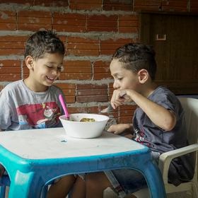 Samuel, de siete años, y Daniel, de cinco, son dos hermanos que viven en la periferia de São Paulo, en Brasil. Desde que su colegio cerró,  comen lo mismo todos los días desde que su escuela cerró: arroz y frijoles con huevo o un embutido