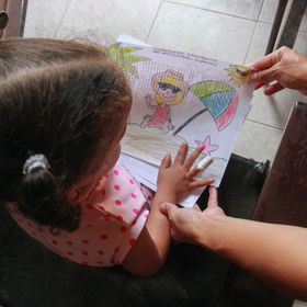 Seliandry Rodríguez recibe instrucciones por WhatsApp y como puede le enseña los números y vocales en casa a su hija de tres años. No ha querido llevar a la pequeña a sesiones con la maestra, porque teme el contagio con el virus.