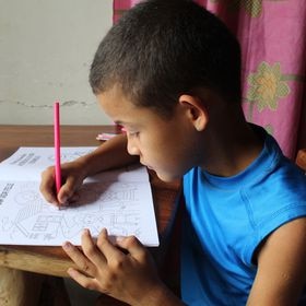 Un niño hondureño trabaja en un cuaderno escolar desde su casa, debido a que no puede ir a la escuela por la covid-19