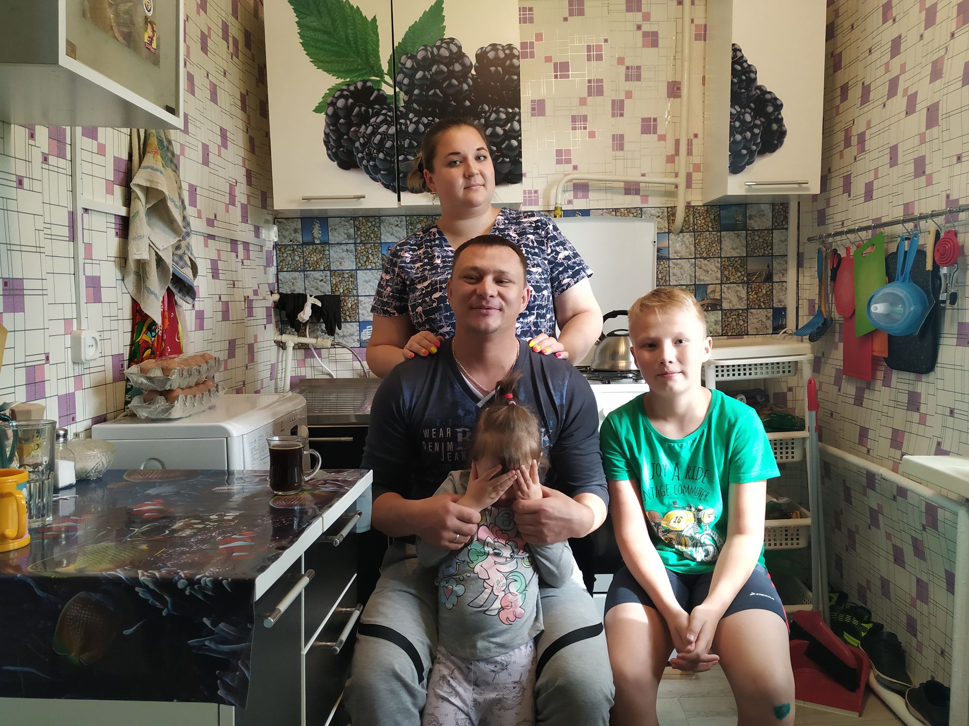 Kristina e Ivan Somaev junto a sus hijos Vika y Denis, en su casa de Yakutsk.